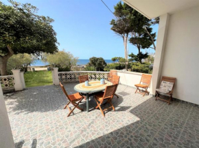 Villa climatizzata fronte mare con grande patio esterno